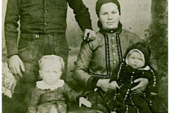 Tressel Johann mit Familie_Tarian um 1915